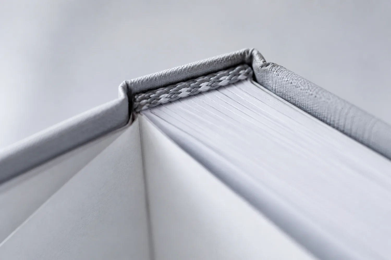 Makroaufnahme gefalzter Buchlagen vor dem Binden, sichtbare Bogenkanten
